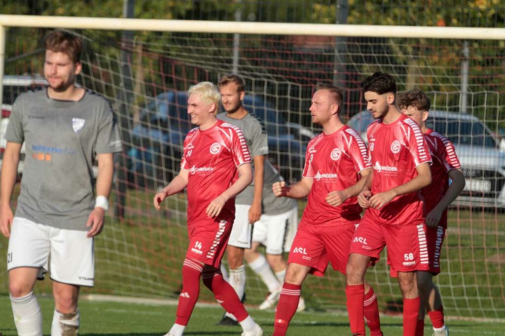 Malte Jessen (mitte, Gettorfer SC) nach seinem 3:2. © 2024 Ismail Yesilyurt