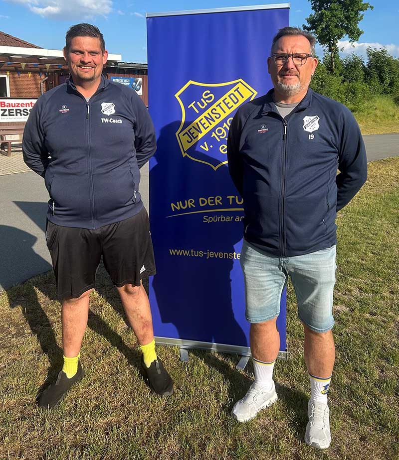 Das Trainerduo TuS Jevenstedt II – Lars „Keule” Carstensen (links) und Nils Schröder. © 2026 TuS Jevenstedt Das Trainerduo TuS Jevenstedt II - Lars „Keule” Carstensen (links) und Nils Schröder. © 2026 TuS Jevenstedt