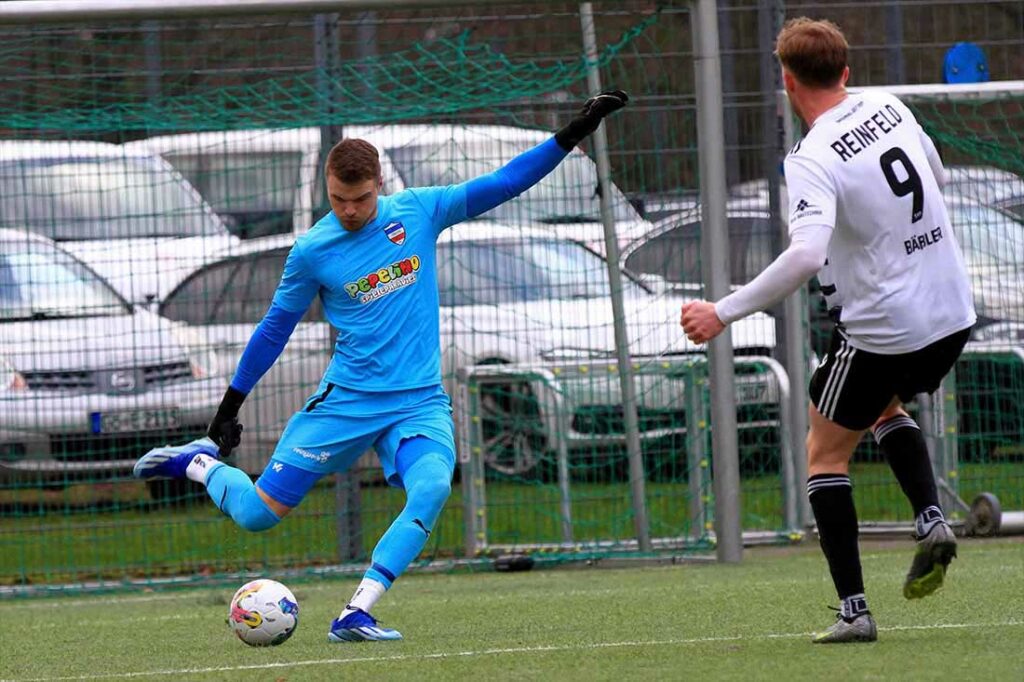Tilman Körtzinger (Inter Türkspor Kiel), der hier im Hinspiel vor Ben Bäßler (Preußen Reinfeld) klärt, leitet das wichtige 1-1 ein © 2024 Ismail Yesilyurt
