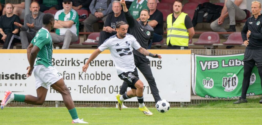 Azat Selcuk (Heider SV) versuchte immer wieder Druck über die Flügel zu machen. © 2026 Volker Schlichting Azat Selcuk (Heider SV) versuchte immer wieder Druck über die Flügel zu machen. © 2026 Volker Schlichting