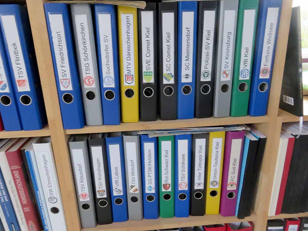 Ein Ordner mit allen Fakten für jeden Kieler Verein: Grundlage für die Fußballbücher. © Felix Rosek Ein Ordner mit allen Fakten für jeden Kieler Verein: Grundlage für die Fußballbücher. © Felix Rosek