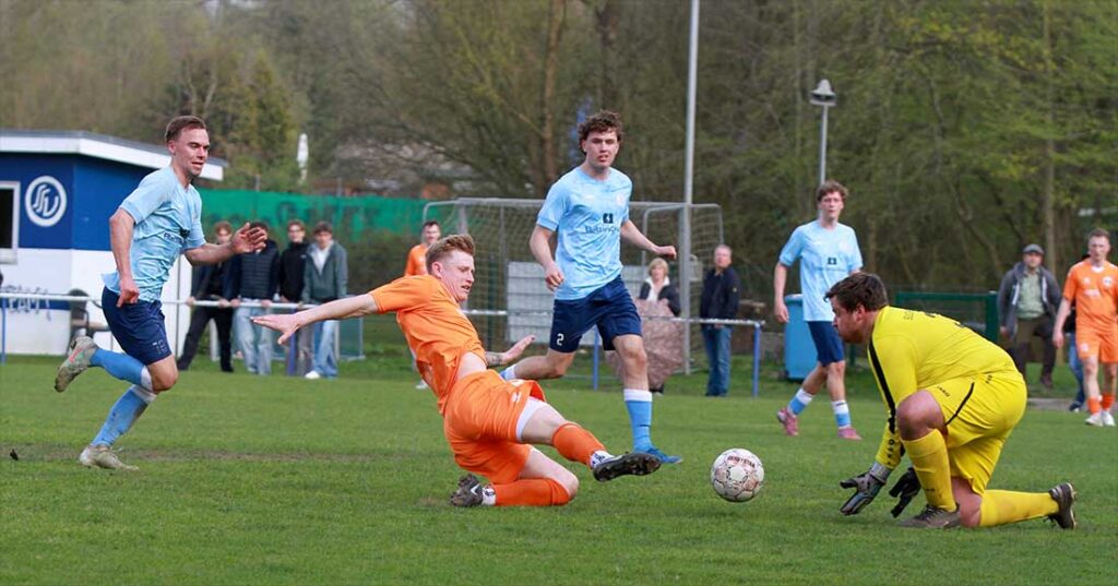 Der gut mitspielende SSV-Keeper Thore Peters, der gut mitspielte, hatte erstaunlicherweise wenig Arbeit. Kevin Heinz (SVG Pönitz) versucht an den Ball zu kommen. © 2026 Ismail Yesilyurt