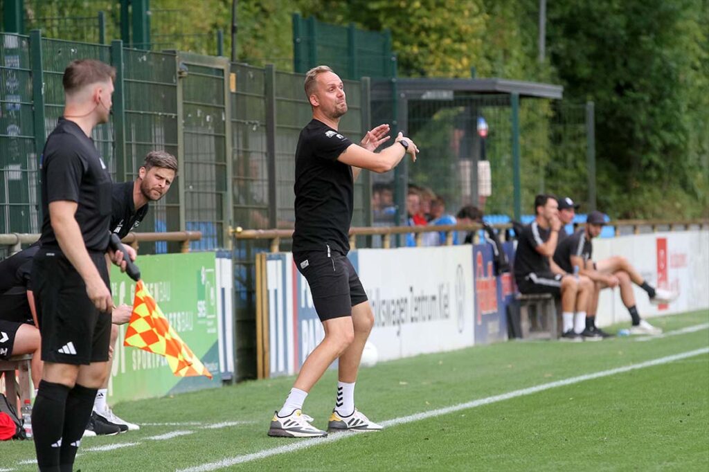 Björn Sörensen (SV Todesfelde) hat mit seinem Trainer-Staff und Spielern Lösungen für die hohe Hürde Kilia besprochen. © 2025 Ismail Yesilyurt