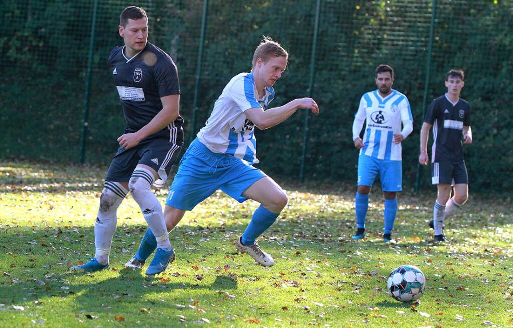 Simon Martin (re., VfB Kiel) hat sich mit seiner fokussierten Spielweise einen Stammplatz geholt. Links Mattheo Tiesch (TSV Altenholz II). © 2022 Ismail Yesilyurt