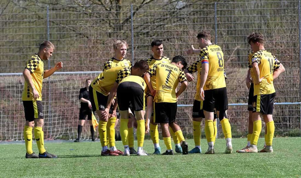 Marvin Bruhn (SV Frisia 03 Risum-Lindholm) gibt Anweisungen an die Mitspieler. © 2025 Ismail Yesilyurt Marvin Bruhn (SV Frisia 03 Risum-Lindholm) gibt Anweisungen an die Mitspieler. © 2025 Ismail Yesilyurt