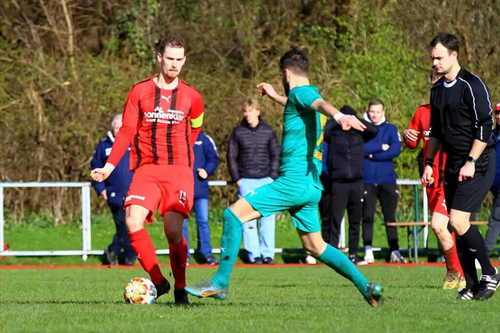 Nick Rixen (TSV Kronshagen), der vor Alban Jasari (SVE Comet Kiel) den Ball spielt, ist ein sicherer Elfmeterschütze. © 2024 Ismail Yesilyurt