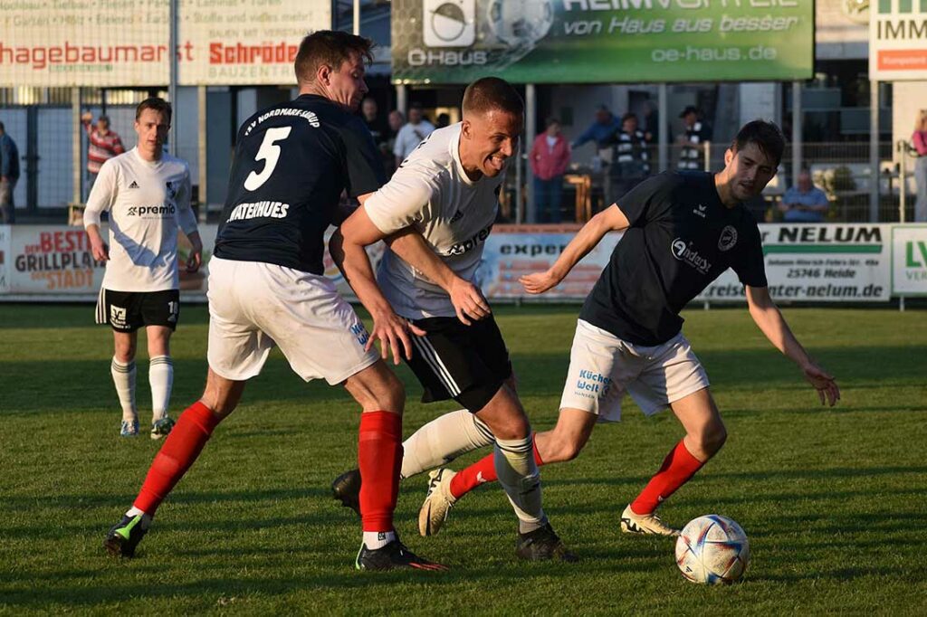 Jonah Gieseler (mitte, Heider SV) traf doppelt gegen Eckernförde. © 2024 Kristina Gay-Heider SV Liga GmbH Jonah Gieseler (mitte, Heider SV) traf doppelt gegen Eckernförde. © 2024 Kristina Gay-Heider SV Liga GmbH