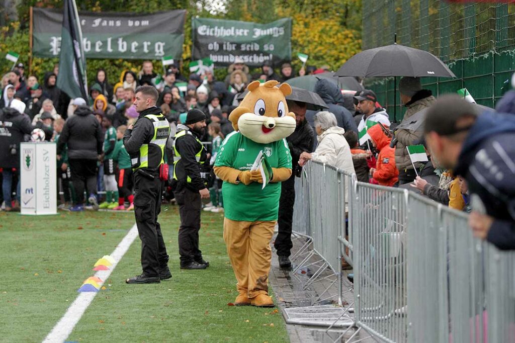 Das Eichholzer Maskottchen verteilt Flaggen an die Fans. © 2023 Ismail Yesilyurt.JPG
