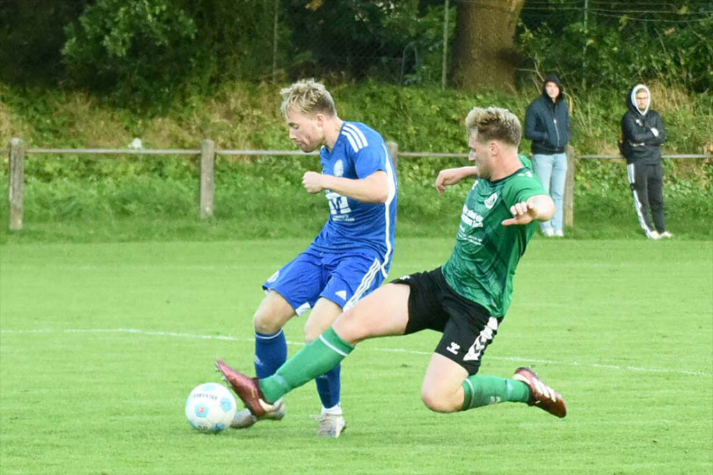 Finn Spalding trifft zum Endstand von 4:0 für Nortorf gegen den FC Burg. © 2025 Olaf Wegerich Finn Spalding trifft zum Endstand von 4-0 für Nortorf gegen den FC Burg. © 2025 Olaf Wegerich