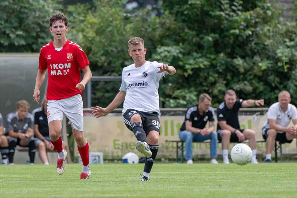 Björn Lambach (rechts) treibt das Spiel des Heider SV gegen den SV Eichede an. © 2025 Volker Schlichting Björn Lambach (rechts) treibt das Spiel des Heider SV gegen den SV Eichede an. © 2025 Volker Schlichting