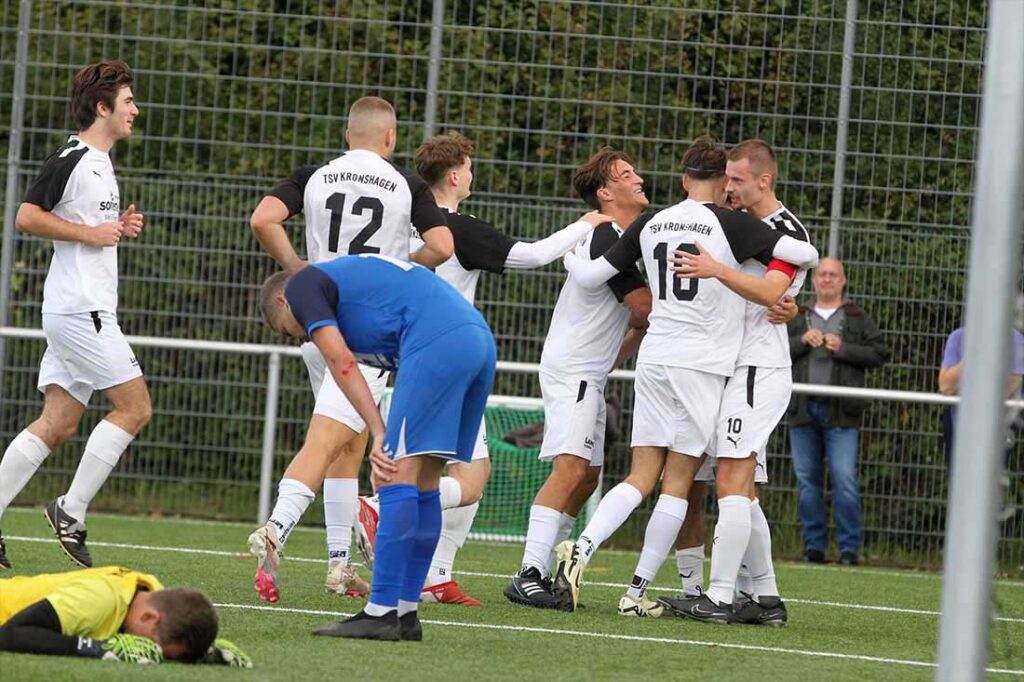 Nick Rixen (re., TSV Kronshagen) jubelt mit seinen Mitspielern über sein 1:0. © 2024 Ismail Yesilyurt Nick Rixen (re., TSV Kronshagen) jubelt mit seinen Mitspielern über sein 1:0. © 2024 Ismail Yesilyurt