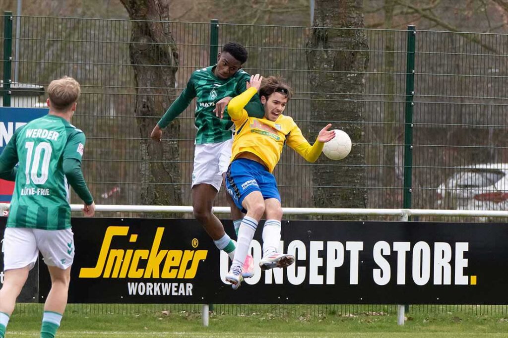 Max Musci (re, SV Todesfelde), hier in einem Luftkampf mit David Igboanugo verwickelt, ist an der Führung des SVT beteiligt. © 2025 Volker Schlichting