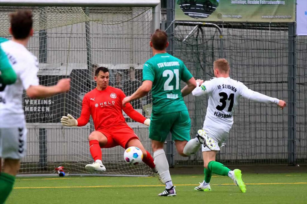 Keeper Christian Gutsmann verhindert gegen Jasper Carstens das 0:2. © 2024 Ismail Yesilyurt Keeper Christian Gutsmann verhindert gegen Jasper Carstens das 0:2. © 2024 Ismail Yesilyurt