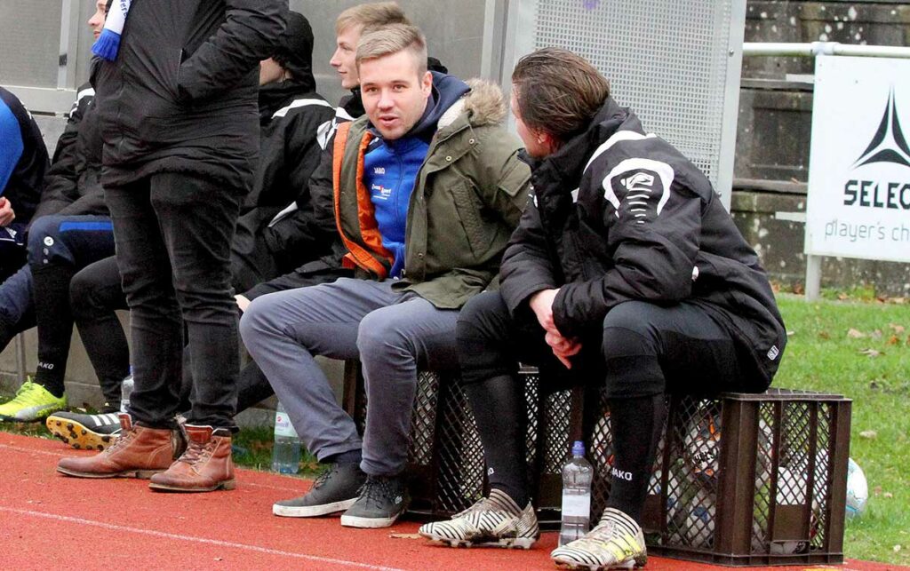 Yannick Schnoor (li.) konnte bisher nur vom Spielfeldrand sein Team beeinflussen. Yannick Schnoor (li.) konnte bisher nur vom Spielfeldrand sein Team beeinflussen. © Ismail Yesilyurt