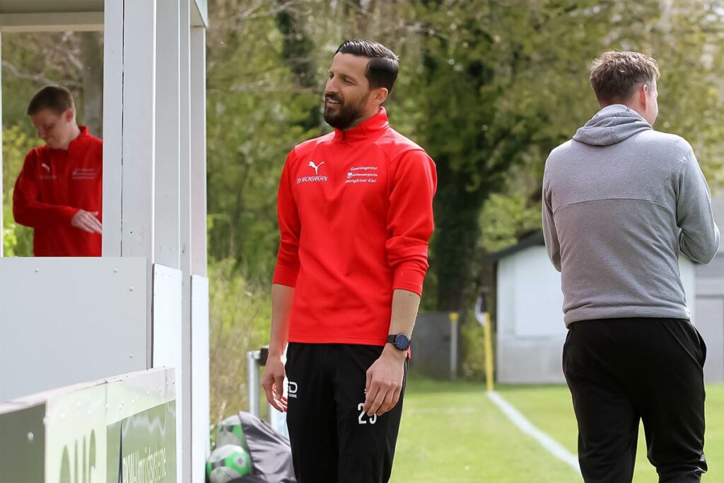 Cheftrainer Liridon Imeri (TSV Kronshagen) kann es nicht mehr sehen - wieder ist eine aussichtsreiche Chance vertan. © Ismail Yesilyurt