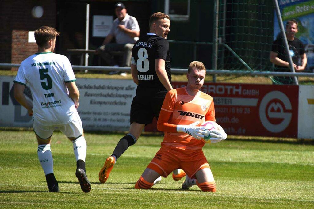 Keeper Torben Franzenburg (PSV Neumünster) pustet durch, nachdem er einen Ball rechtzeitig abgefangen hat. © 2023 Olaf Wegerich