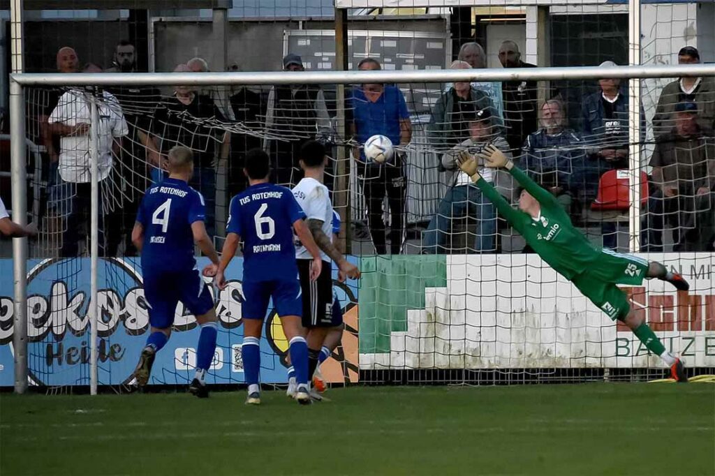 Der Ball sitzt – Mats Henke trifft per Traumtor zum 1:1 für Rotenhof. © 2024 Olaf Wegerich Der Ball sitzt - Mats Henke trifft per Traumtor zum 1:1 für Rotenhof. © 2024 Olaf Wegerich