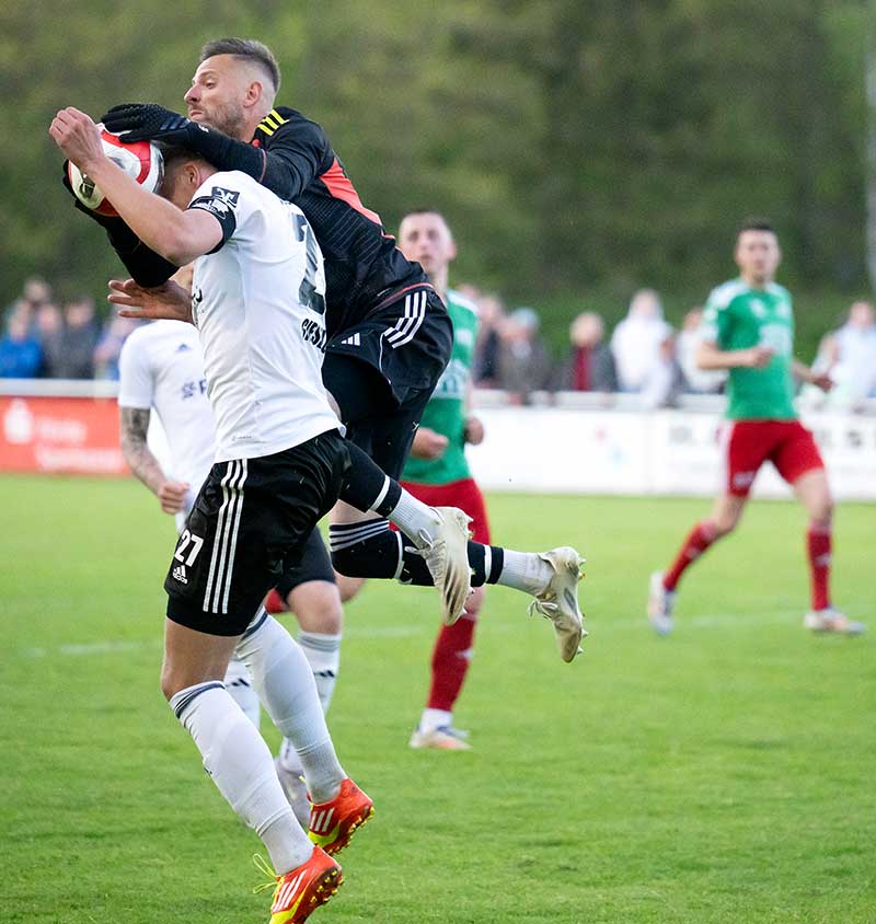 Mats Hinrichs (MTSV Hohenwestedt) hat Ball und Jonah Gieselers (Heider SV) Kopf. © 2025 Volker Schlichting Mats Hinrichs (MTSV Hohenwestedt) hat Ball und Jonah Gieselers (Heider SV) Kopf. © 2025 Volker Schlichting