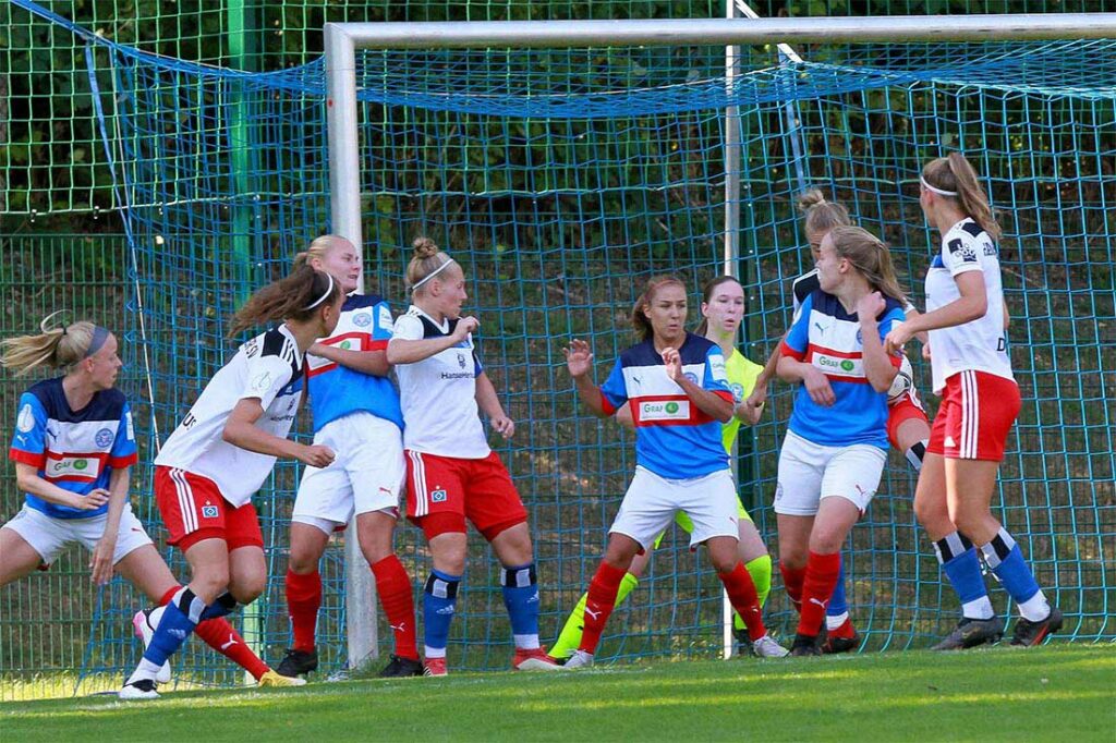 Bei Eckbällen herrschte in Büppel zu oft ein Tohuwabohu im Strafraum der Holstein Women (Archivfoto). © 2022 Ismail Yesilyurt