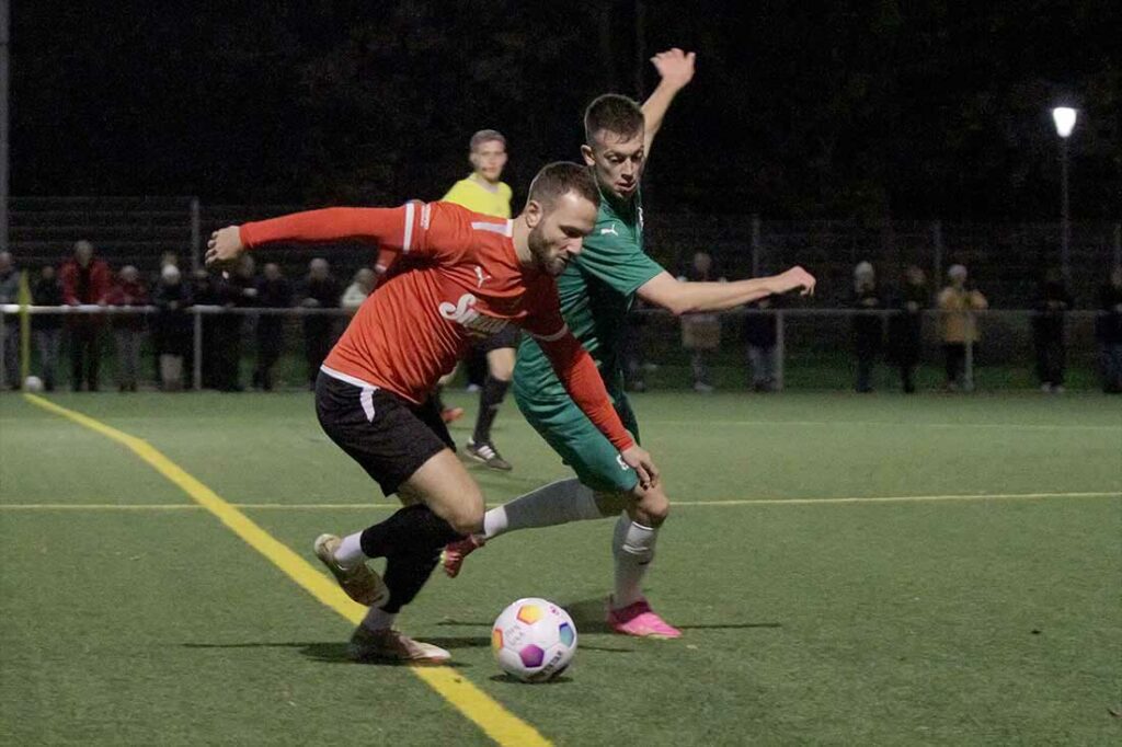 Einer der vielen intensiven Zweikämpfe im Mittelfeld. Finn Logemann (RS Kiel) verteidigt den Ball gegen Lukas Hardrath (TSV Klausdorf). © 2023 Ismail Yesilyurt