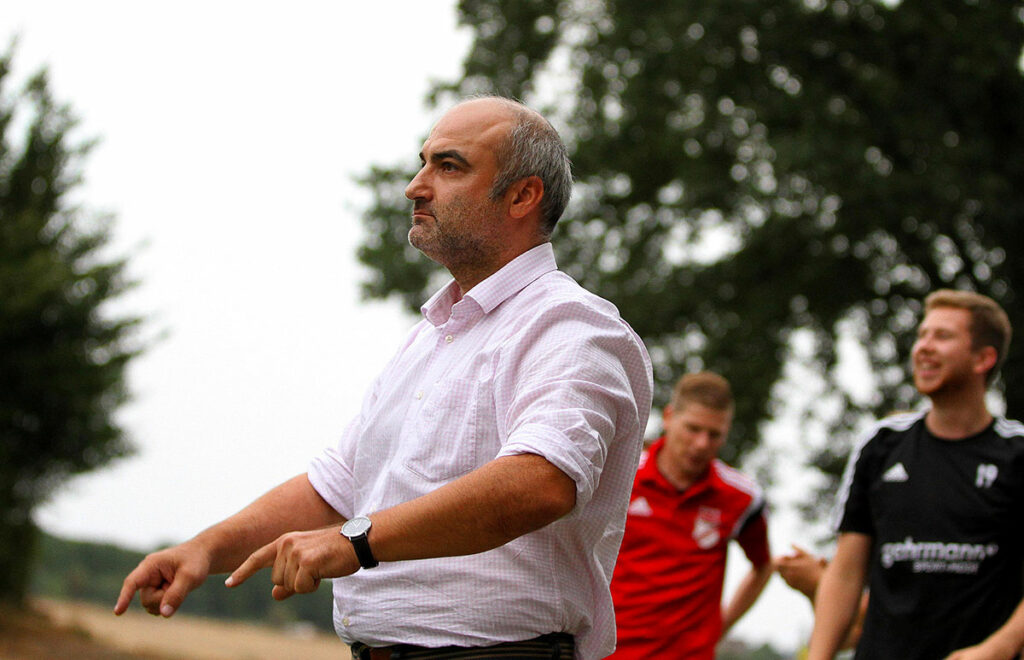 Ismet Nac. © Ismail Yesilyurt Ismet Nac dirigiert seine Bösdorfer Mannschaft sehr gut. © Ismail Yesilyurt