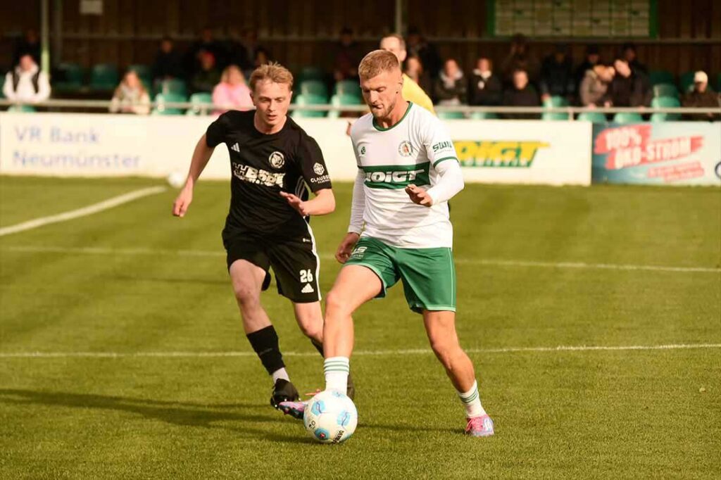 Nils Drauschke (PSV Neumünster), hier gegen Eik Schewe (li., Reinfeld), hatte Pech mit einem Lattentreffer. © 2024 Olaf Wegerich