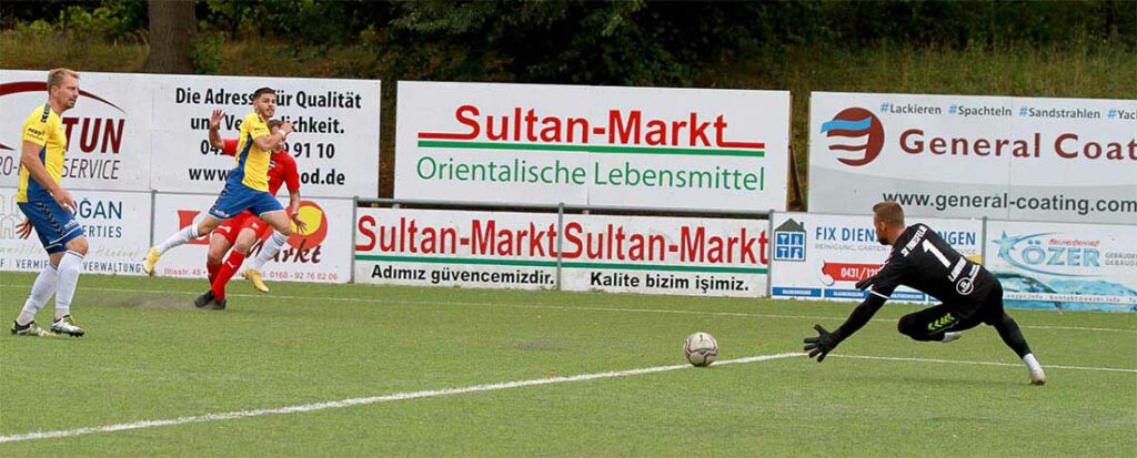 Andre Volkers hat abgezogen, Fabian Landvoigt macht seinen Abwurffehler wieder gut und verhindert das 1-0 für Inter. Quelle Ismail Yesilyurt