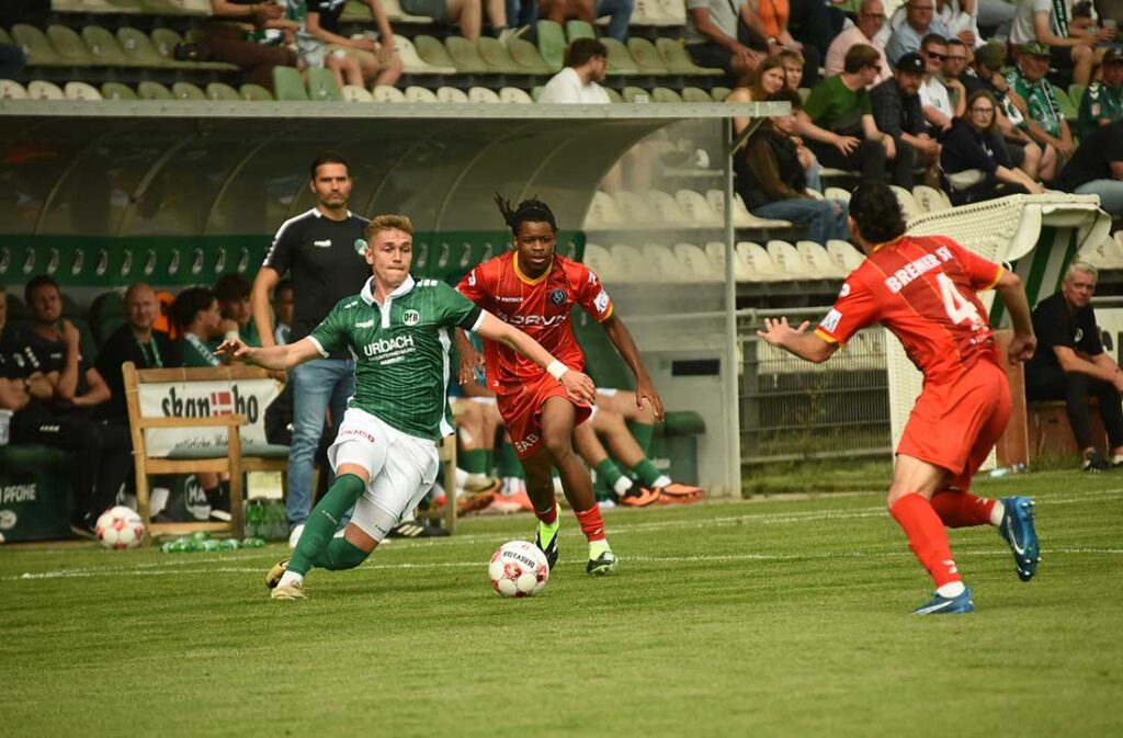 Julian Albrecht (VfB Lübeck) gegen Ilhan Mustzafa Altuntas (Bremer SV). © 2025 Olaf Wegerich Julian Albrecht (VfB Lübeck) gegen Ilhan Mustzafa Altuntas (Bremer SV). © 2025 Olaf Wegerich
