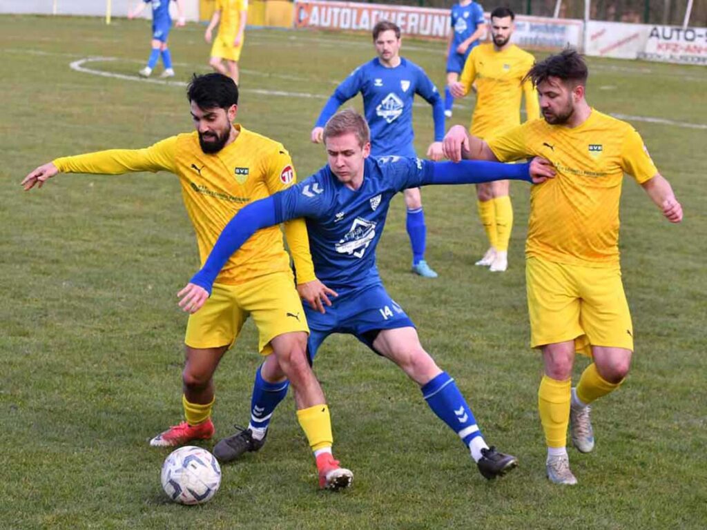 Timur Yilmaz (SVE Comet Kiel) und Maurice Knutzen (re.) nehmen Hannes Girod (TSV Plön) in die Mangel. © 2025 Jörg Moritz