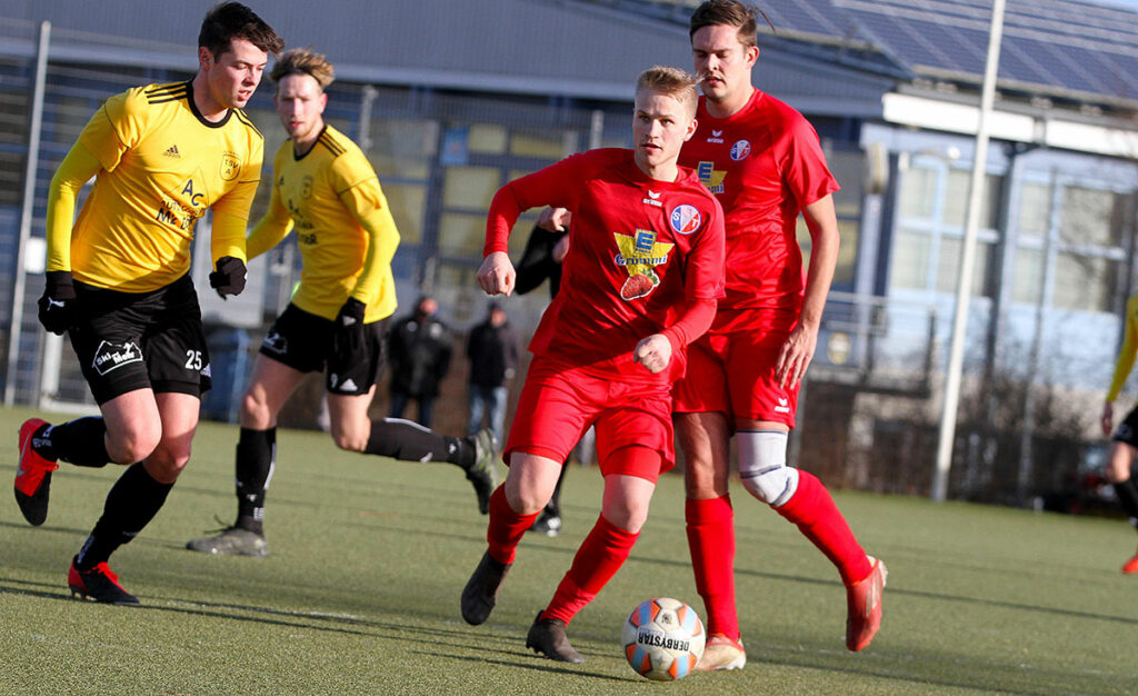 Yannick Greier wird vom Altenholzer Jakob Mathea (li.) angelaufen, rechts Tom Steinmetz beim 2:3-Test beim TSV. Yannick Greier wird vom Altenholzer Jakob Mathea (li.) angelaufen, rechts Tom Steinmetz beim 2 zu 3 beim TSV. © Ismail Yesilyurt