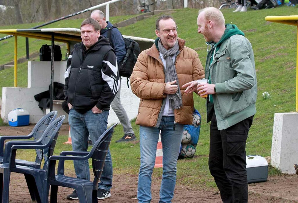 Coach Frank Knocke (2. v. r., MTV Dänischenhagen) ist eigentlich stets entspannt und gut gelaunt. © 2023 Ismail Yesilyurt