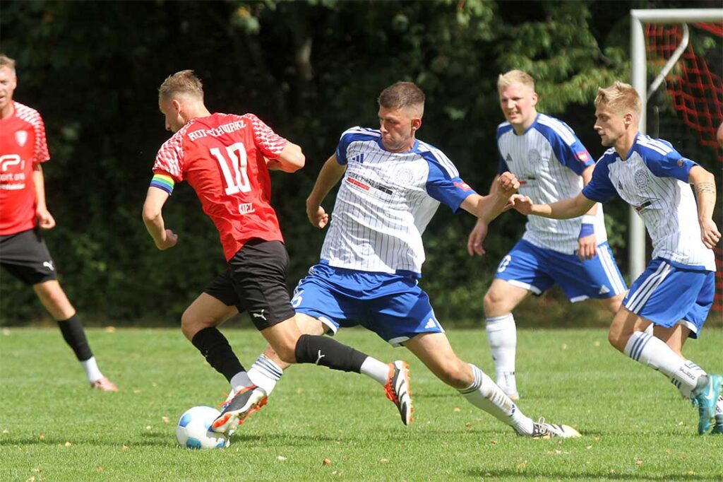 Brian Kliese, hier gegen Rasmus Backhaus (li., RS Kiel), und der TSV Rantrum  hinken den Saison-Erwartungen derzeit weit hinterher. © 2026 Ismail Yesilyurt