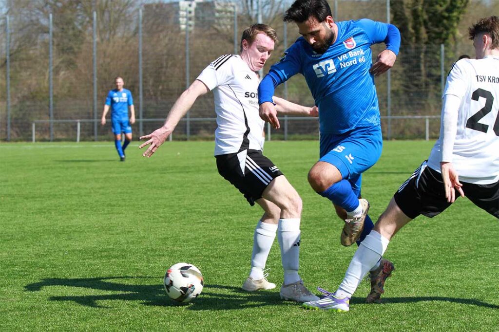 Der dribbelstarke David Harutjunjan (TSV Friedrichsberg-Busdorf)clever durch die Mitte gegen Lars Wethgrube (TSV Kronshagen) und Lucas Sylla. © 2026 Ismail Yesilyurt