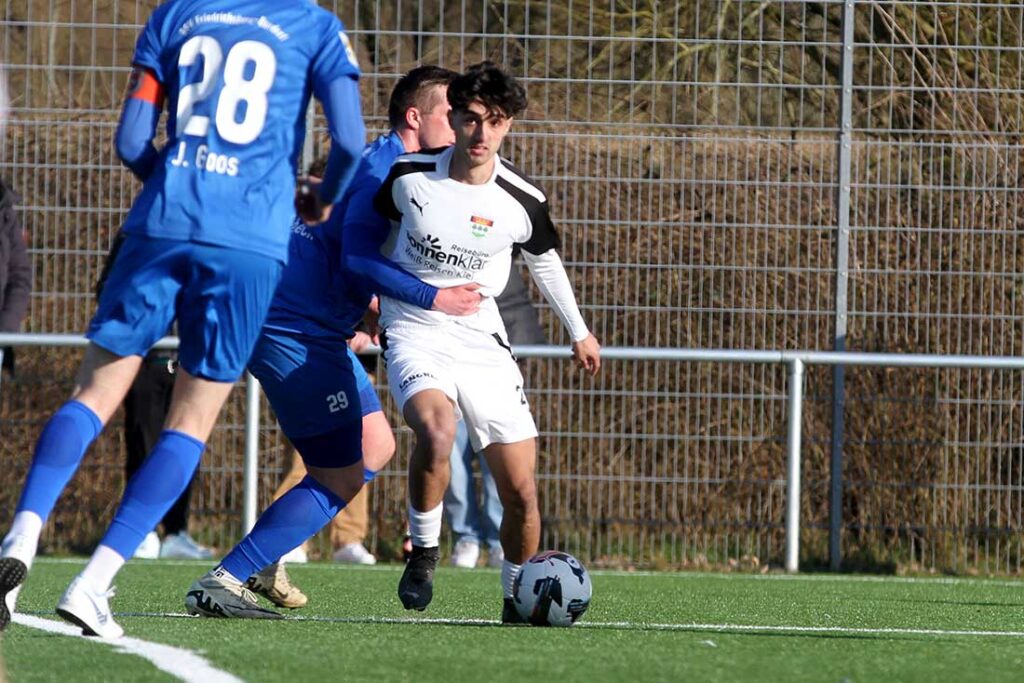 Doppeltorschütze Emre Boz (am Ball, TSV Kronshagen) gelingt gegen den SC Weiche Flensburg 08 II das wichtige 2:1. © 2025 Ismail Yesilyurt