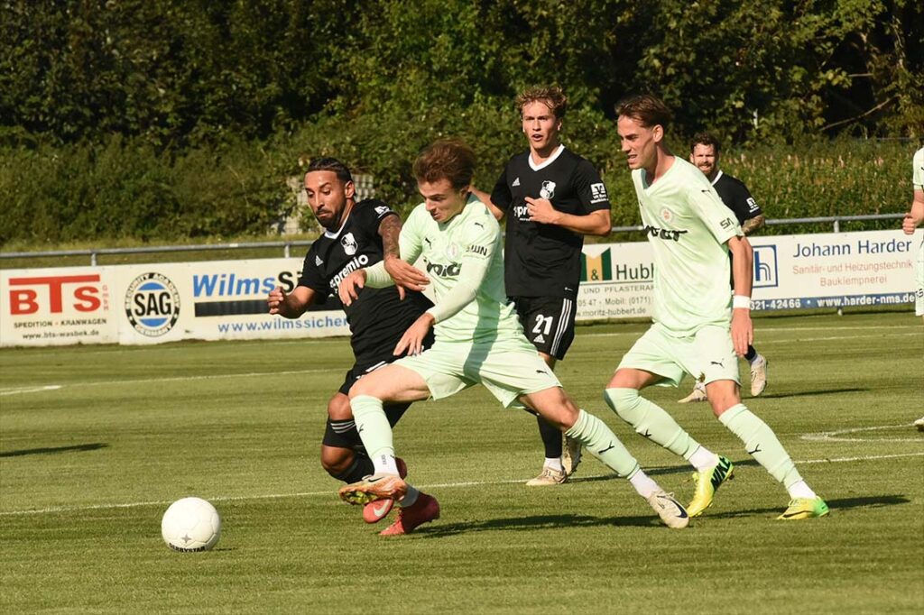 Azat Selcuk (Heider SV) gegen Tom Zarpe (PSV). © 2025 Olaf Wegerich Azat Selcuk (Heider SV) gegen Tom Zarpe (PSV)© 2025 Olaf Wegerich