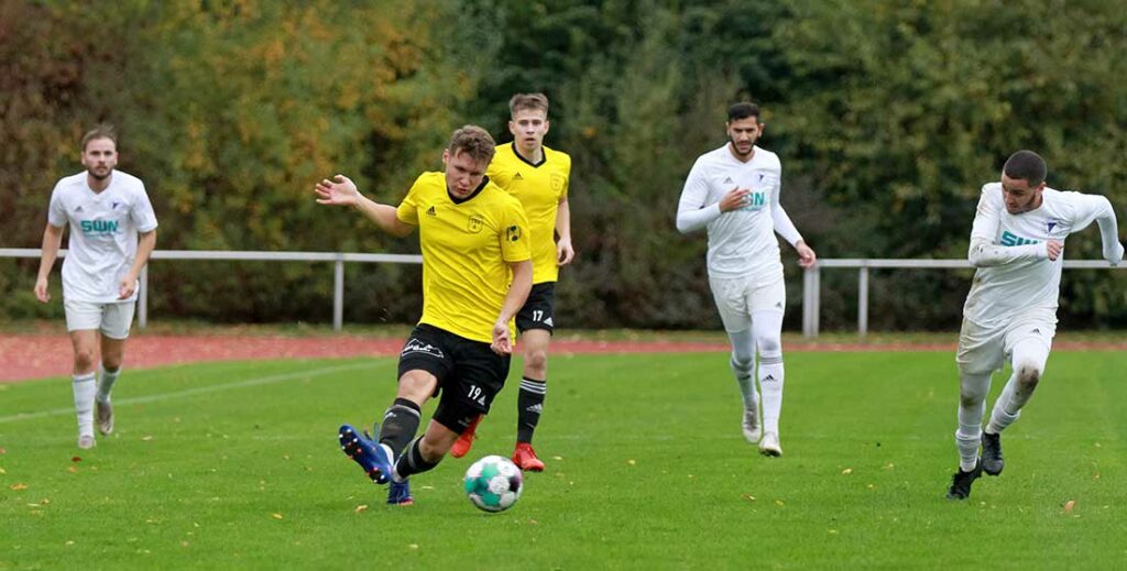 Matchwinner Michel Eckey (am Ball, TSV Altenholz) - in der Verteidigung rigoros in der Zweikampfführung und vorne gnadenlos mit der einzigen Chance zum Golden Goal. © 2022 Ismail Yesilyurt