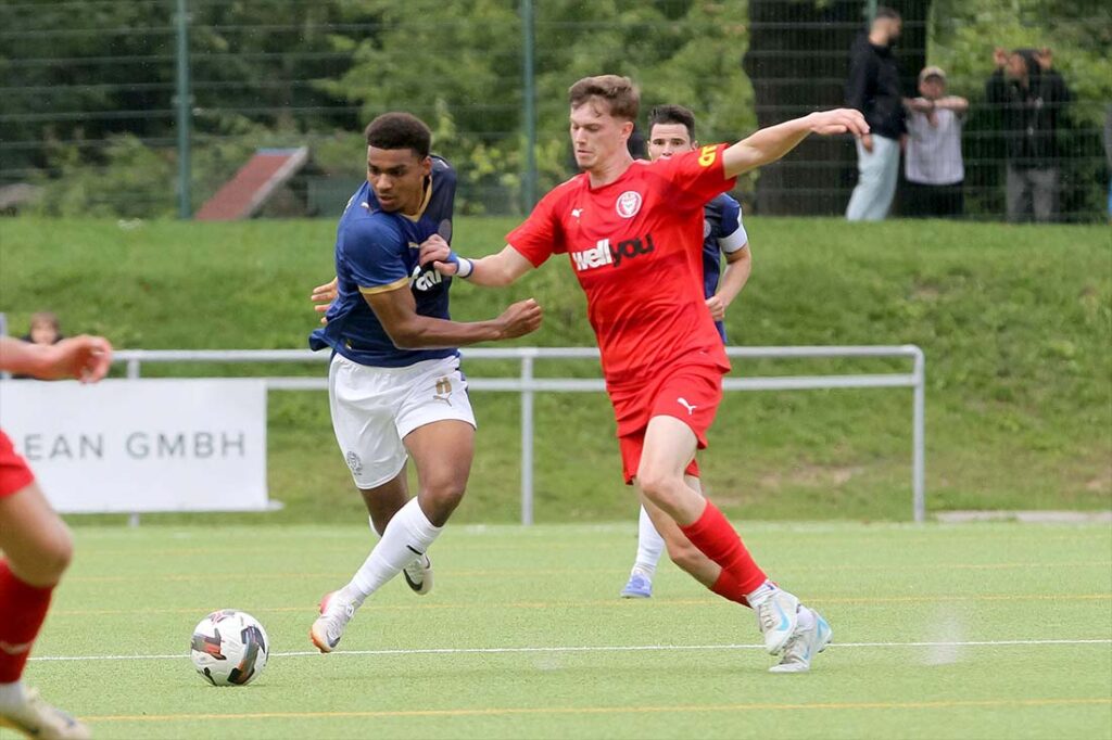Ikem Ugoh, prägender Akteur von Holstein Kiel II gegen Marvin Müller (Kilia Kiel). © 2025 Ismail Yesilyurt Ikem Ugoh, prägender Akteur von Holstein Kiel II gegen Marvin Müller (Kilia Kiel). © 2025 Ismail Yesilyurt
