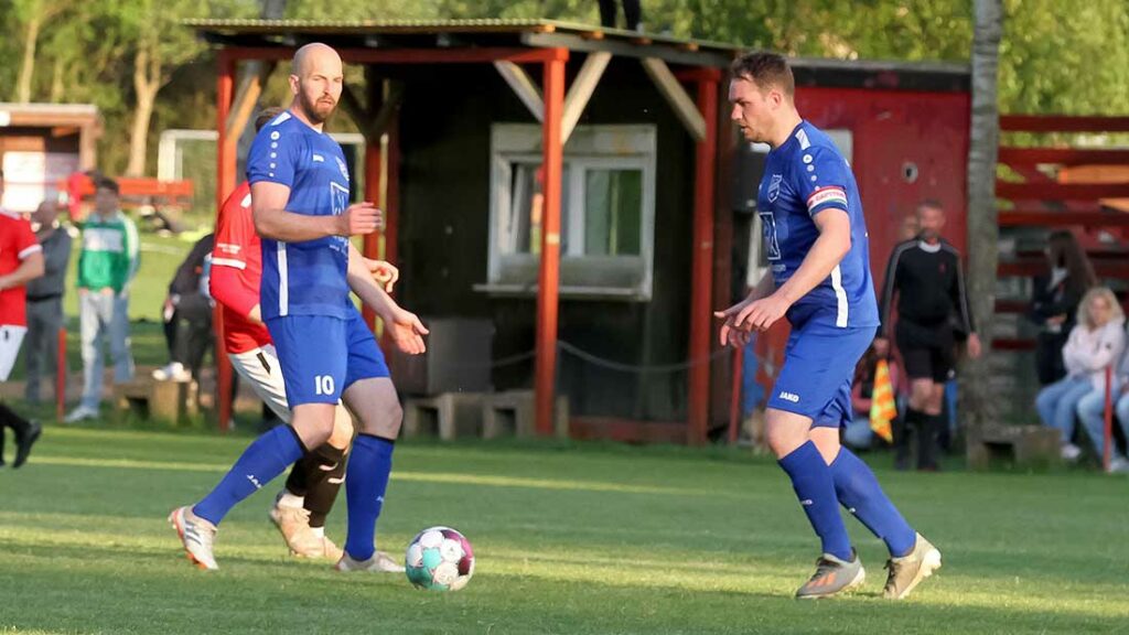 Die frühe Führung durch Patrick Mierese (li.) legte den Grundstein für das Geduldsspiel. Das weiß auch Kapitän Danny Heese, wie Mierse eine der SG-Grundpfeiler (Archivfoto). Quelle: Ismail Yesilyurt