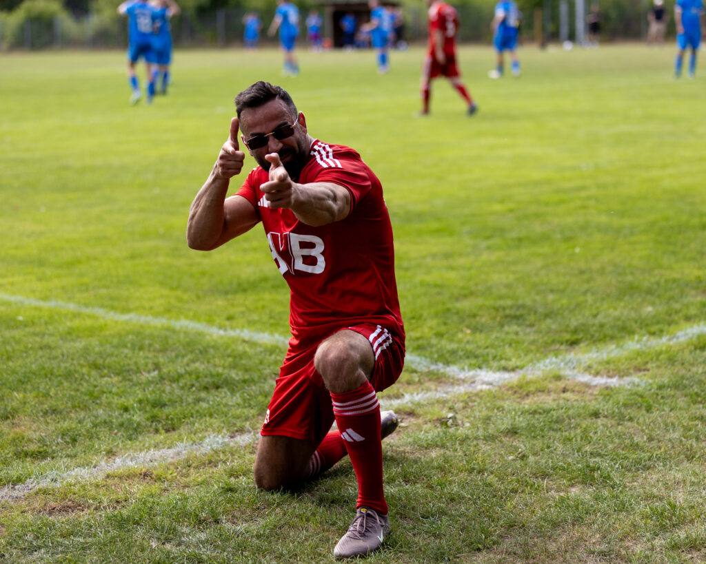 Blerim Bara hat für Hartenholm zum 1:1 ins Schwarze getroffen und feiert mit dem Youkick-Fotografen. © 2026 Martin Bläsing Blerim Bara hat für Hartenholm zum 1:1 ins Schwarze getroffen und feiert mit dem Youkick-Fotografen. © 2026 Martin Bläsing