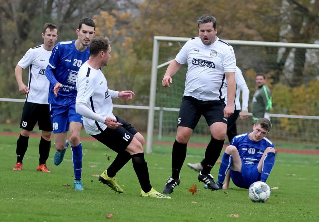 Hannes Rönnau (re., Szene aus dem Spiel in Preetz) verursachte einen Foulelfmeter. Hannes Rönnau (re., Szene aus dem Spiel in Preetz) verursachte einen Foulelfmeter. © Ismail Yesilyurt