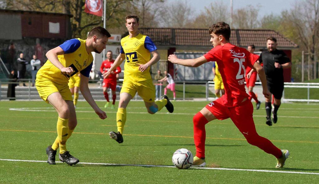 Jannik Landtreter (li., Osterrönfelder TSV) stellt Drilon Trepca (FC Kilia Kiel). Jannik Landtreter (li., Osterrönfelder TSV) stellt Drilon Trepca (FC Kilia Kiel). © Ismail Yesilyurt