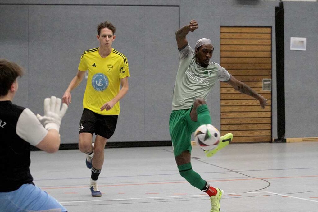 Ibrahim Gyaase schießt mit diesem Tor gegen den TSV Altenholz den TuS Gaarden in die endrunde. © 2025 Ismail Yesilyurt