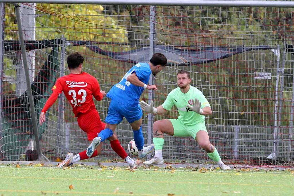 Hussein Abbas mit dem 1:2 gegen Keeper Nikolas Wulf (Kilia Kiel) und Salih Ramo. © 2024 Ismail Yesilyurt Hussein Abbas mit dem 1-2 gegen Keeper Nikolas Wulf (Kilia Kiel) und Salih Ramo. © 2024 Ismail Yesilyurt