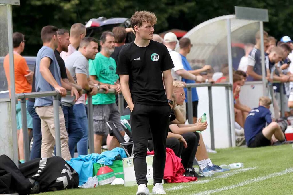 Trainer Oliver Stutzky (VfB Lübeck II) bleibt mit seinem Team im Keller der Flens-Oberliga stecken. © 2024 Ismail Yesilyurt Trainer Oliver Stutzky (VfB Lübeck II) bleibt mit seinem Team im Keller der Flens-Oberliga stecken. © 2024 Ismail Yesilyurt
