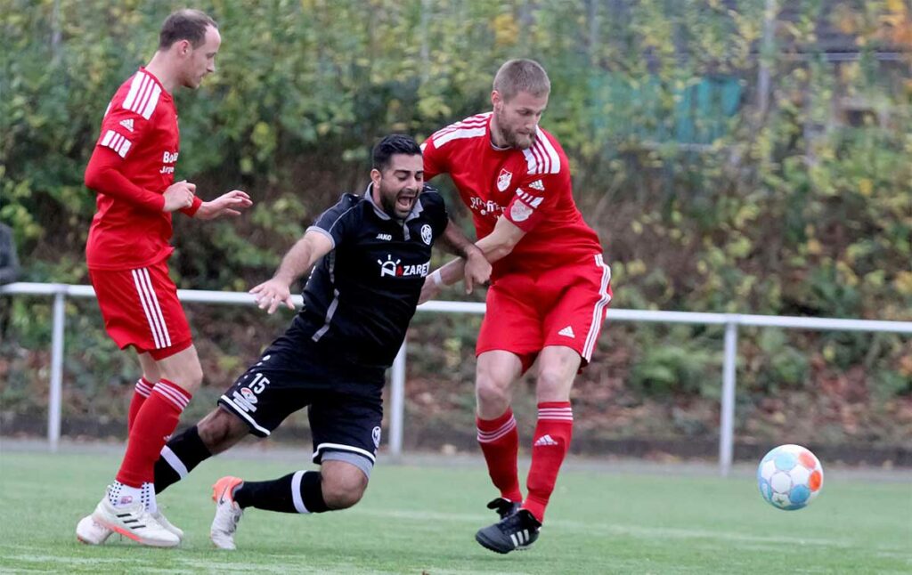 Andreas Büssau, wichtiger Innenverteidiger in Flintbek, musste verletzungsbedingt ausgewechselt werden, links Laboes Pejman Yari und Moritz Hübner. © Ismail Yesilyurt