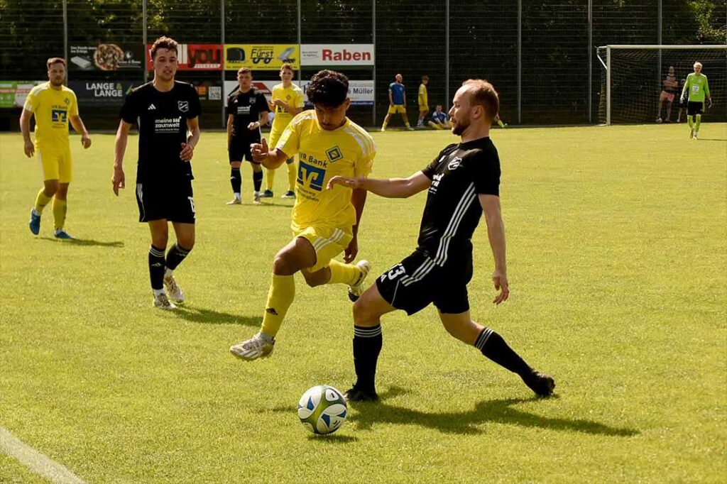 Ali Ahlindawi (Osterrönfelder TSV) gegen Torge Schöning (re., SC Rönnau). © 2025 Olaf Wegerich