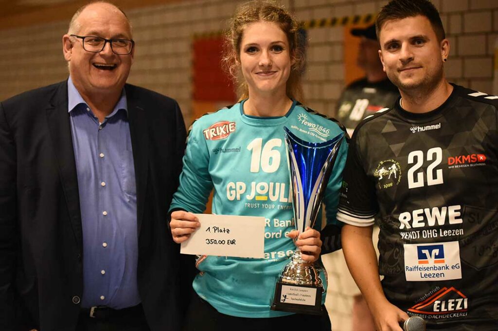 Siegerscheck und Pokal gehören Nord Harrislee. © 2023 Olaf Wegerich Siegerscheck und Pokal gehören Nord Harrislee. © 2023 Olaf Wegerich