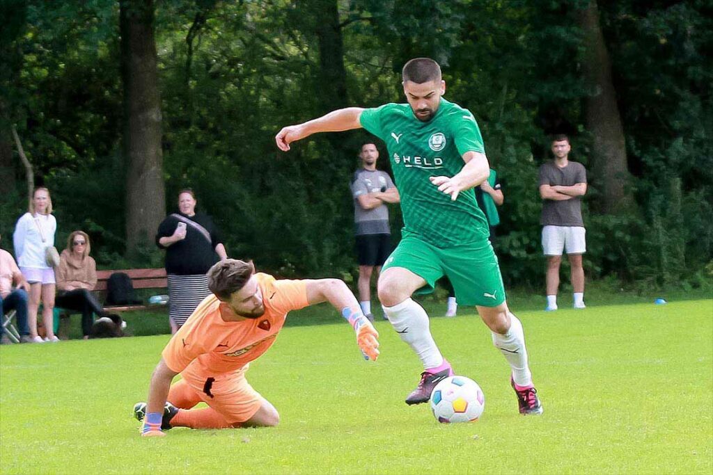Driton Gashi (TSV Klausdorf, Szene aus dem Spiel bei RS Kiel) ist im Test gegen den Preetzer TSV gleich vier Mal in der Torschützenliste. © 2023 Ismail Yesilyurt