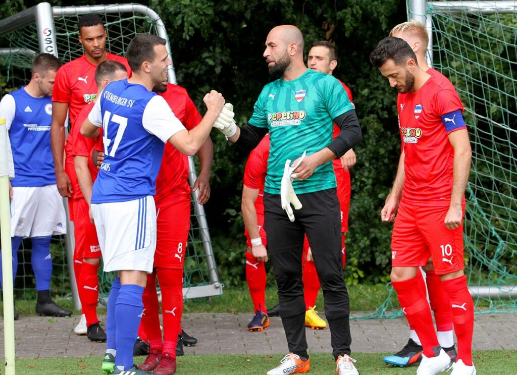 Inters Keeper Hüsnü Özdemir begrüßt Frederik Kaps vom Gast aus Oldenburg. Inters Keeper Hüsnü Özdemir begrüßt Frederik Kaps vom Gast aus Oldenburg.