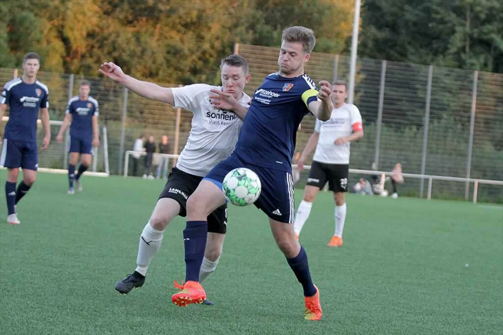 Till Korte (re., FSG Saxonia) schirmt den Ball vor Lars Wethgrube ab. © 2023 Ismail Yesilyurt Till Korte (re., FSG Saxonia) schirmt den Ball vor Lars Wethgrube ab. © 2023 Ismail Yesilyurt